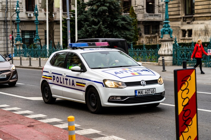 Incident violent în București: O femeie a fost înjunghiată de un bărbat după ce a coborât din autobuz
