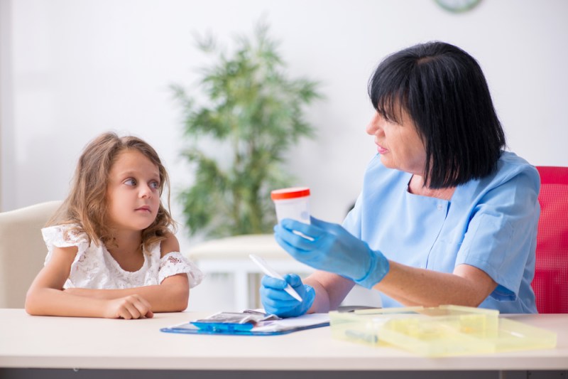 Infecțiile urinare la copii și riscurile asociate neîngrijirii. Pediatru: „Febra inexplicabilă este un semn important ce necesită consult medical”