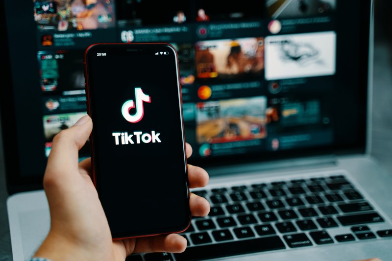 Influenceri de pe TikTok acuză AUR de cenzură pe conținuturi pro-Nicușor Dan. BEC a emis peste 300 de decizii referitoare la materialele online