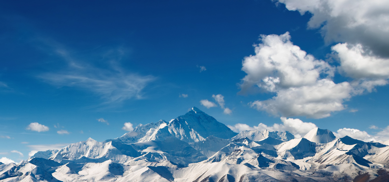 „Inovația” unui grup de britanici care au escaladat Everest-ul în câteva zile: „Este acesta viitorul alpinismului?”