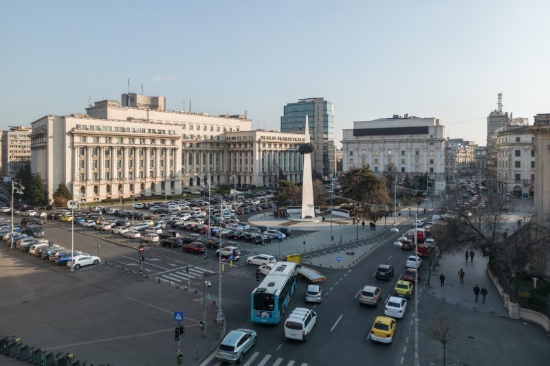 INTERVIU. „Este un simbol al oportunităților ratate”. Un grup civic propune transformarea parcării din Piața Revoluției în grădină.