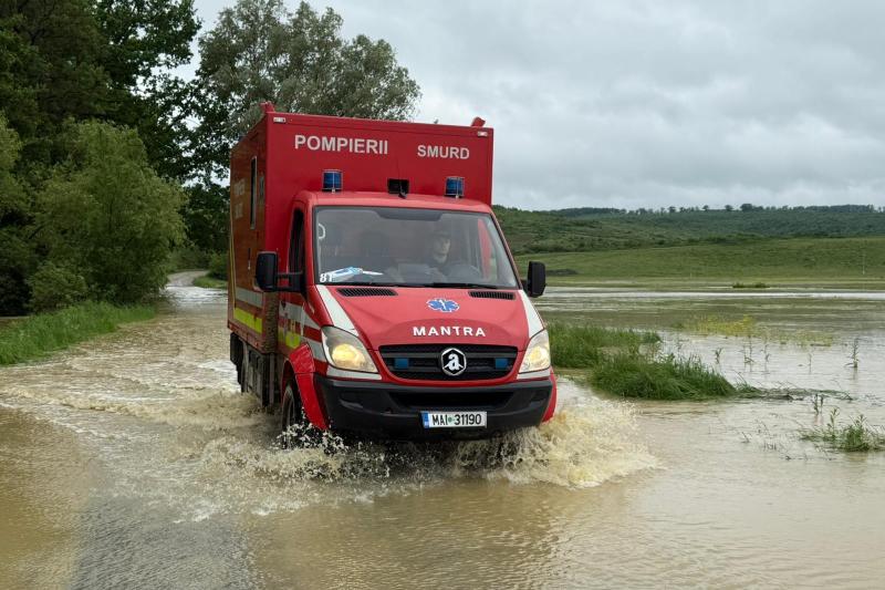Inundații severe în mai multe județe din România. Aproape 400 de persoane evacuate în patru județe afectate de ploi abundente
