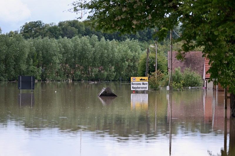 Inundații: Zeci de gospodării afectate, persoane evacuate și localități izolate în zonele afectate