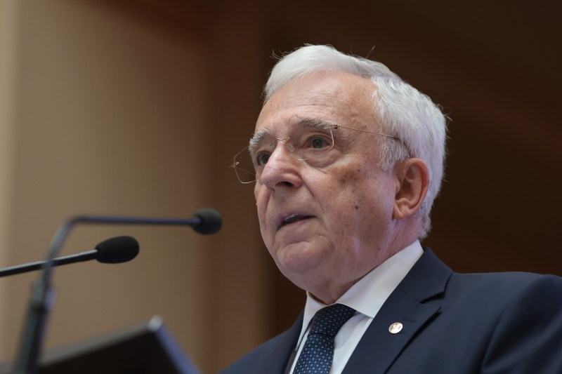 Isărescu: „Cursul nu putea fi menținut, iar o ruptură ar fi fost mult mai gravă.”