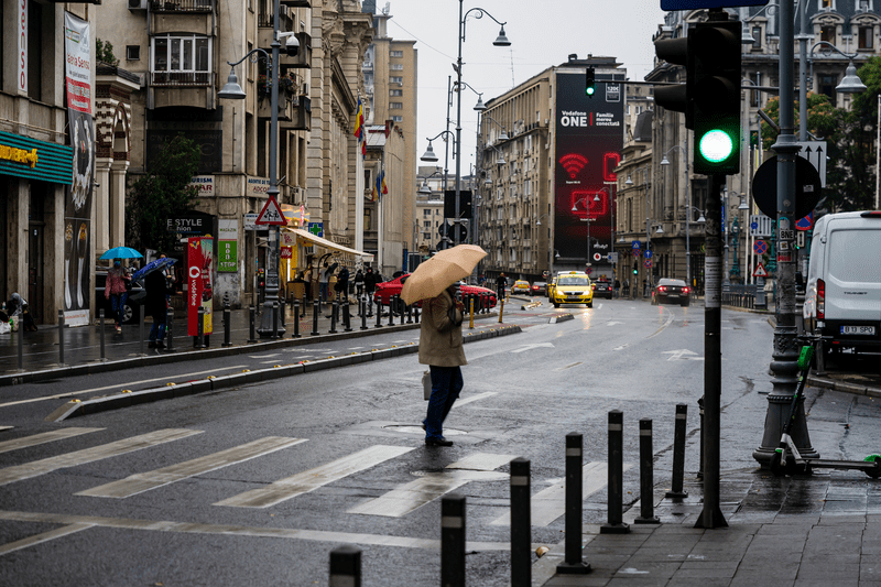 Jumătate din țară sub avertizări de cod portocaliu și galben pentru furtuni, până joi. Vânt puternic în Moldova, Oltenia și zone montane / Când va începe să se îmbunătățească vremea