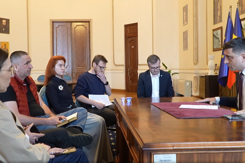 Jurnaliștii Digi24, surprinși în video de George Simion fără acordul lor în timp ce discutau despre dezbaterea de luni seară: „Filmarea a avut loc în biroul său din Senat”