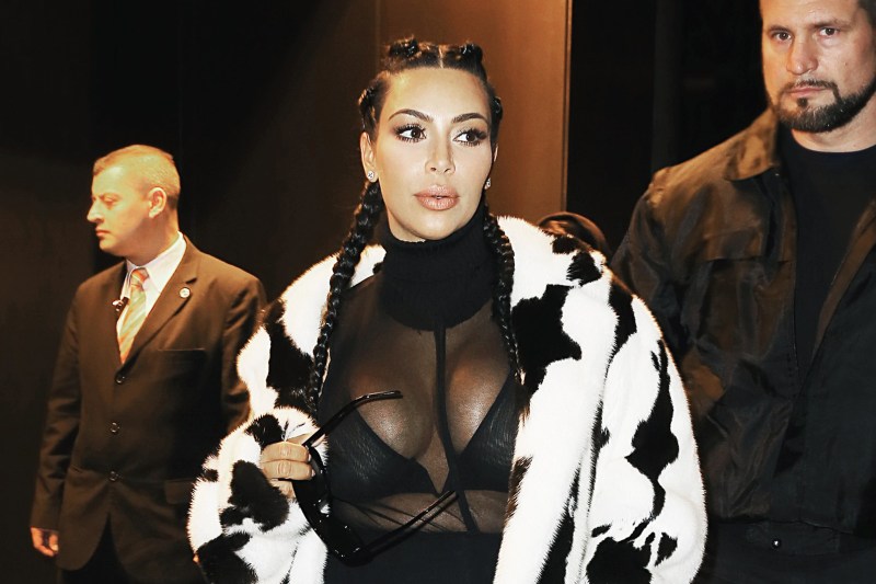 Kim Kardashian va depune mărturie la Paris în procesul legat de jaful de bijuterii de milioane de dolari