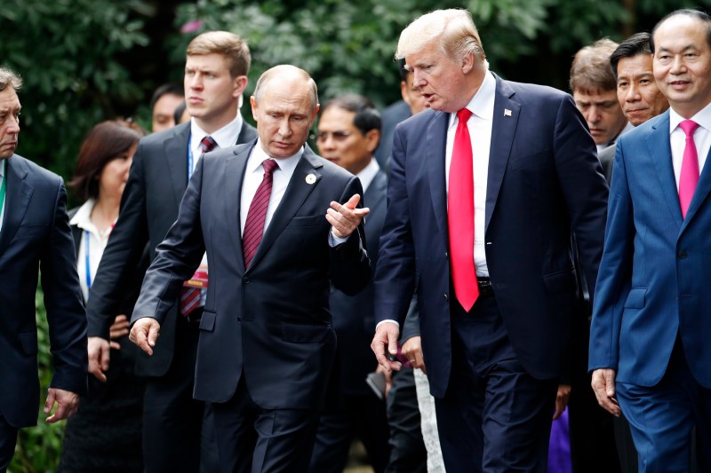 Kremlinul consideră că o întâlnire între Vladimir Putin și Donald Trump este esențială, dar necesită pregătiri
