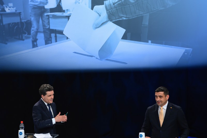 LIVE: Dezbatere electorală la România TV - Nicușor Dan prezent, George Simion la Roma