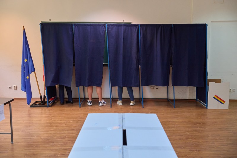 LIVE Rezultate alegeri prezidențiale 2025. George Simion a câștigat primul tur cu un scor de 41% / Câte voturi a obținut Nicușor Dan în plus față de Crin Antonescu pentru a avansa în turul doi