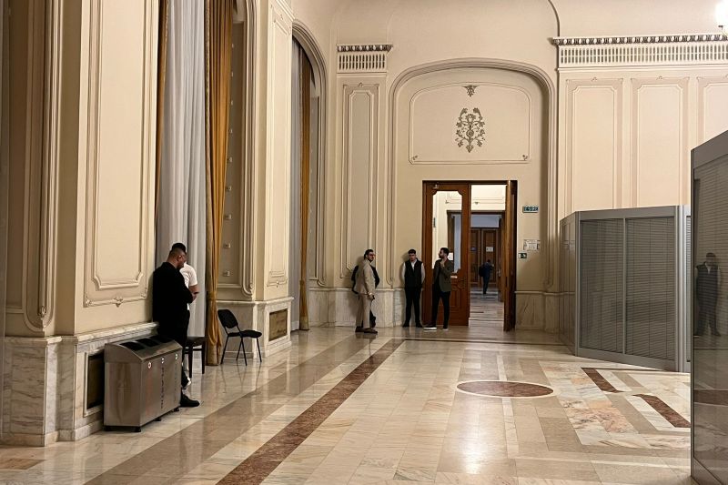 Locul unde George Simion așteaptă rezultatul final al alegerilor prezidențiale / Tensiuni între jurnaliști și securitatea liderului AUR
