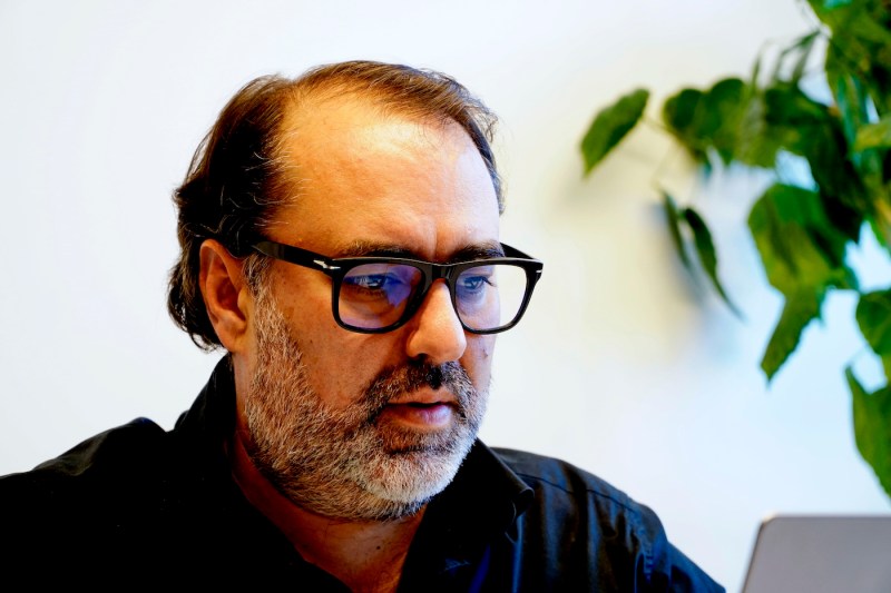„Mi-e teamă să deschid televizorul”. Interviu cu unul dintre cei mai apreciați scriitori români despre provocările actuale, literatură și alegeri prezidențiale