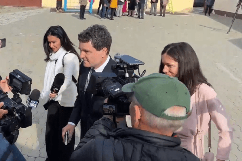 Nicușor Dan a votat în orașul său natal, Făgăraș, fiind întâmpinat cu aplauze la secția de votare