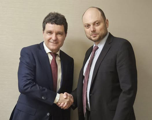 Nicușor Dan se întâlnește la București cu disidentul rus Vladimir Kara-Murza, care a supraviețuit tentativelor de otrăvire