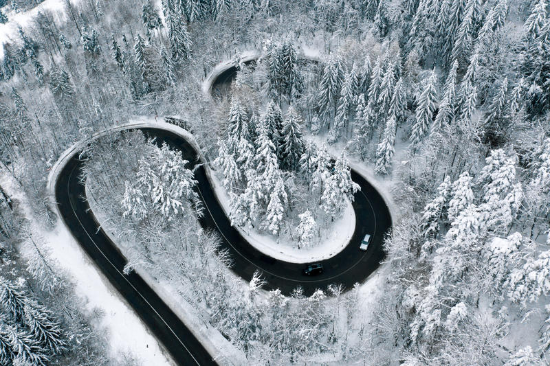 Ninsori pe Transalpina: Redeschiderea celei mai înalte șosele din România întârzie