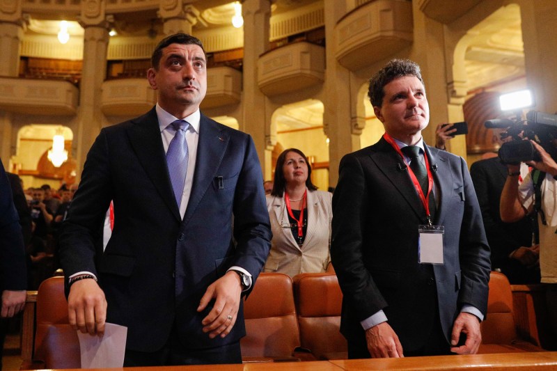 Nu este vorba despre mândria de a fi român, ci despre demnitate. Populismul nu se combatem cu teama de emoțiile colective.