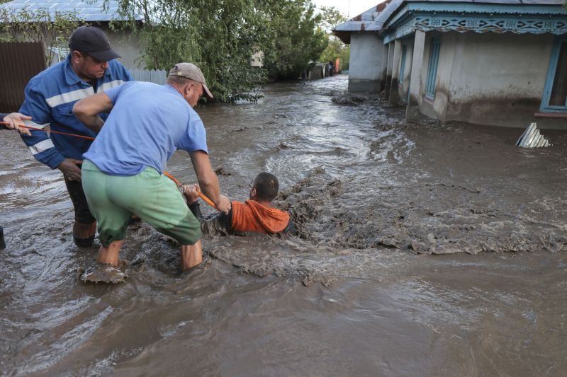 „Nu pot să-i oblig!”. În comuna românească afectată de inundații, majoritatea locuințelor rămân neasigurate