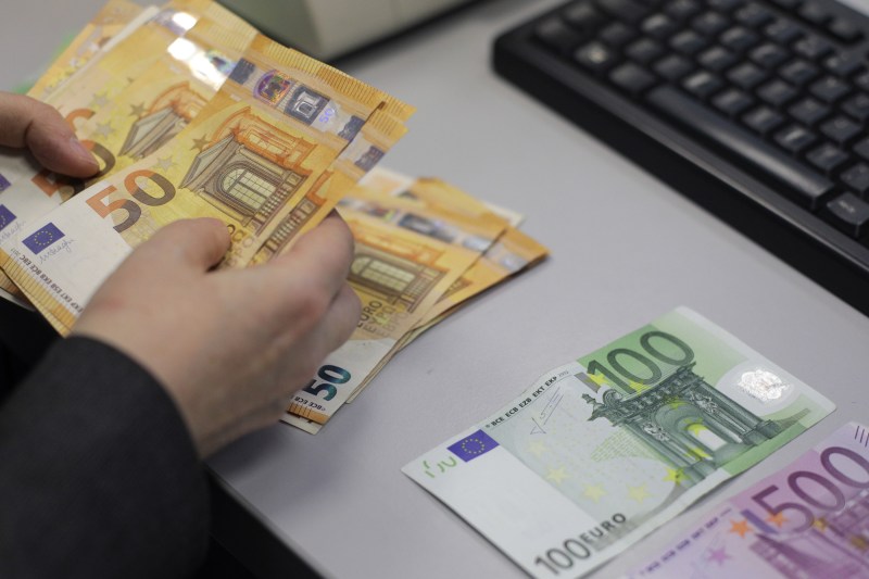 „Nu vindem decât dacă sunteți clientul nostru”. Cum am cumpărat 800 de euro, temându-mă de deprecierea leului