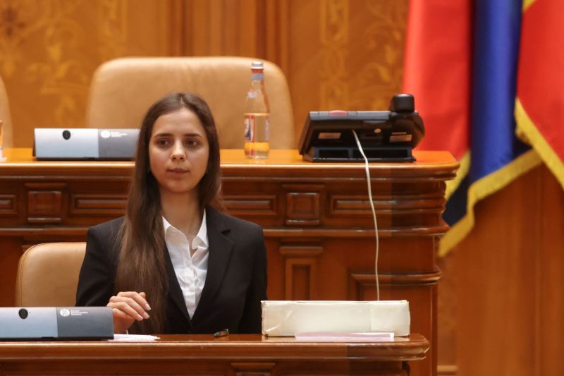 O deputată a afirmat că „tot mai mulți băieți vin în rochițe la școală”. „Nu a citit nici măcar Constituția”, este replica primit