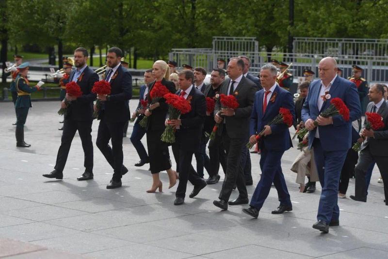 O imagistică surprinzătoare cu figuri cunoscute în Piața Roșie din Moscova