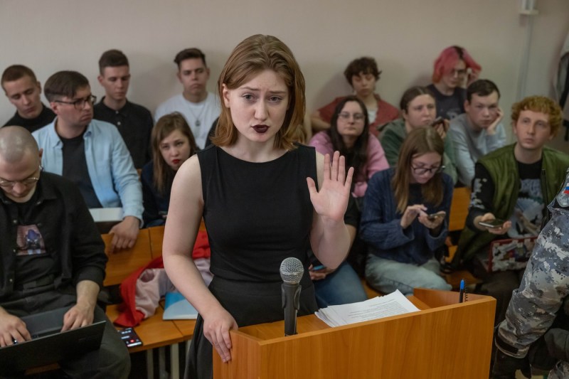 O tânără rusă de 19 ani a citat dintr-un poet ucrainean într-un tribunal din Sankt Petersburg / Decizia instanței