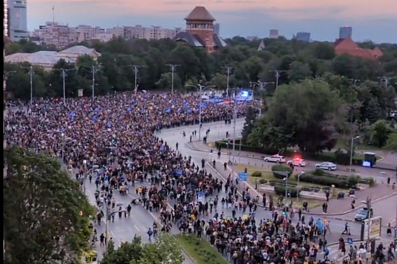 „Ori la bal, ori la spital” / „Persoanele care susțin viitorul european al României”, invitate duminică seară în Piața Victoriei pentru a urmări rezultatele exit-poll