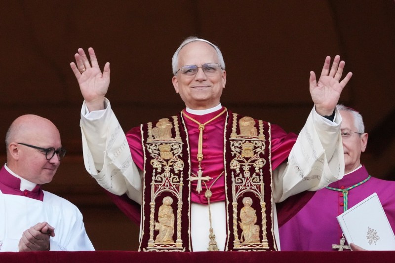 Papa Leon al XIV-lea își face apariția pe balcon și își salută susținătorii – VIDEO