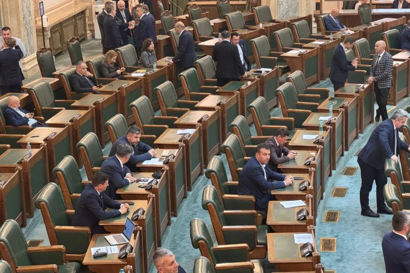 Partidul Oamenilor Tineri și-a pierdut grupul parlamentar la Senat / Un senator demisionar își exprimă nemulțumirea față de conducere