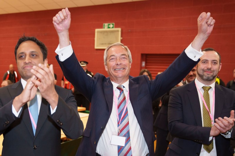 Partidul Reformei, condus de Nigel Farage, a înregistrat succese semnificative în alegerile de ieri, dând o lovitură sistemului bipartid din Marea Britanie