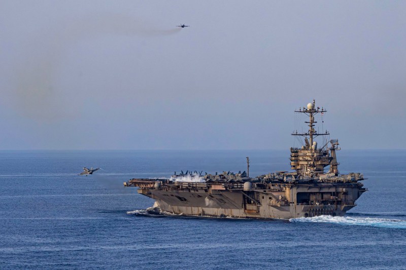 Portavionul american care a suferit pierderi de trei avioane de ultimă generație în Marea Roșie se îndreaptă spre bază