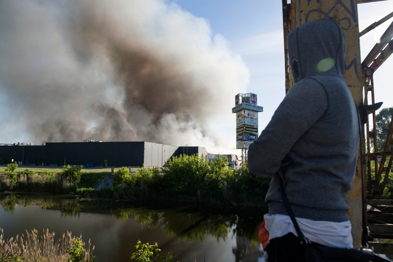 Premierul polonez acuză Rusia de implicare în incendiul unui centru comercial din Varșovia, cu un suspect arestat