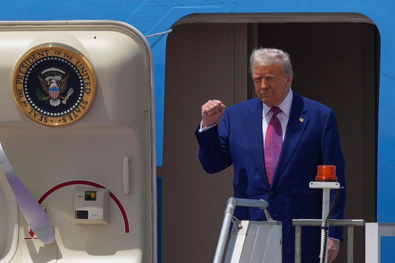 Președinții anteriori nu aveau dreptul de a păstra cadouri precum lei, perle sau cai. De ce Donald Trump poate accepta un avion de lux din partea Qatarului?