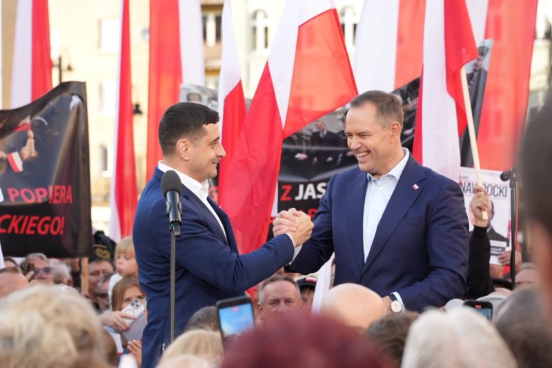 „Prietenul meu bun”. Candidatul controversat la președinție susținut de George Simion în Polonia