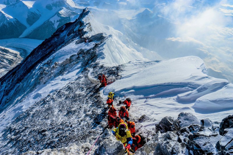 Primii alpiniști care au escaladat Muntele Everest folosind gaz xenon