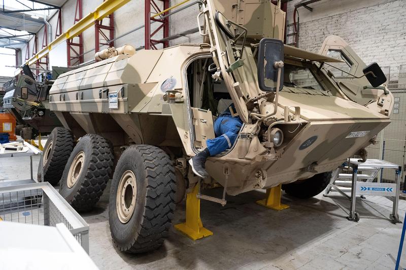 Producătorii de armament europeni se confruntă cu o creștere a comenzilor, dar și cu o problemă majoră: „Dacă am avea muncitori disponibili, i-am angaja imediat”