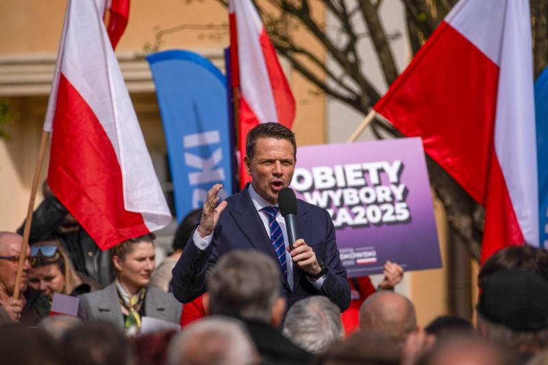 Profilul lui Rafal Trzaskowski, liberalul eurofil care aspirează la funcția de președinte al Poloniei. Guvernul lui Donald Tusk are nevoie de victoria sa în alegerile din această duminică.