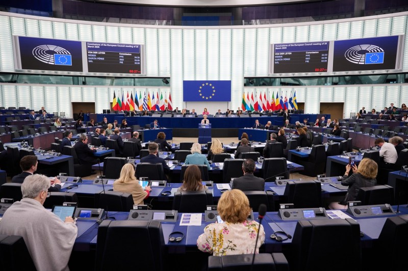 Prognoza Comisiei Europene pentru România: Datoria publică va ajunge la 63% din PIB în 2026 din cauza deficitelor mari, iar creșterea PIB este estimată la 1,4%.
