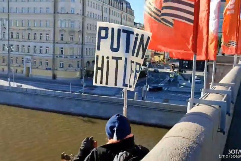 Protest neobișnuit lângă Kremlin: Mesajul „Putin Hitler” și saltul în râu – VIDEO