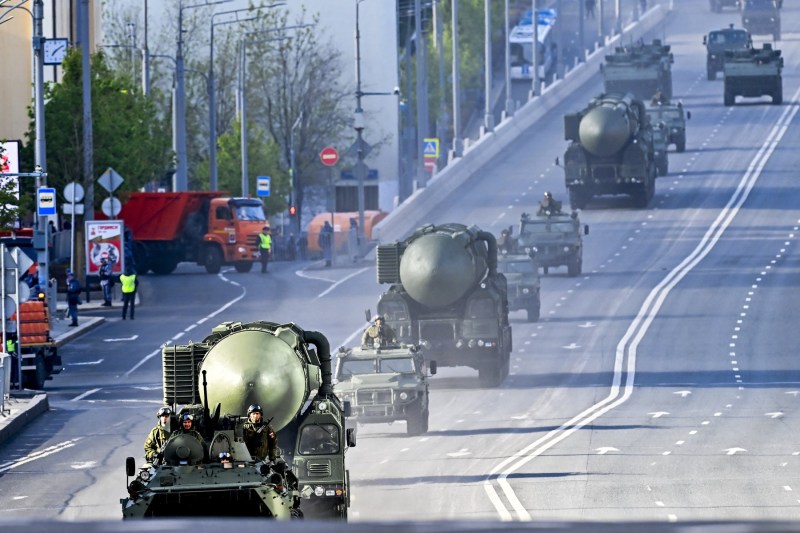 Rachete intercontinentale Yars, rachete balistice Iskander, noile tancuri T-90M Prorîv și 3 tipuri de drone. Un arsenal impresionant, prezentat în Piața Roșie