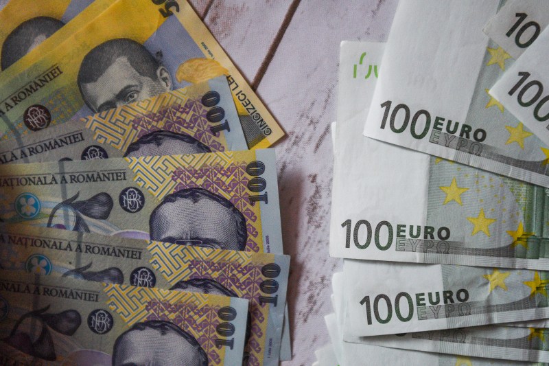 Rata de schimb a euro la bănci și case de schimb pentru astăzi, după ce a crescut peste 5 lei