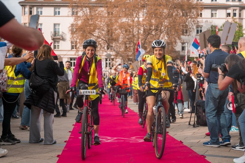 REPORTAJ. 80 de tineri sârbi au parcurs 1500 de kilometri cu bicicleta până la Strasbourg, protestând împotriva corupției regimului Vucic