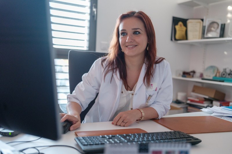 REPORTAJ: O româncă stabilită în Franța, despre cariera de succes în chirurgia oncologică și decizia de a nu se mai întoarce în țară: „Pacientul nu e lăsat niciodată pe cont propriu”