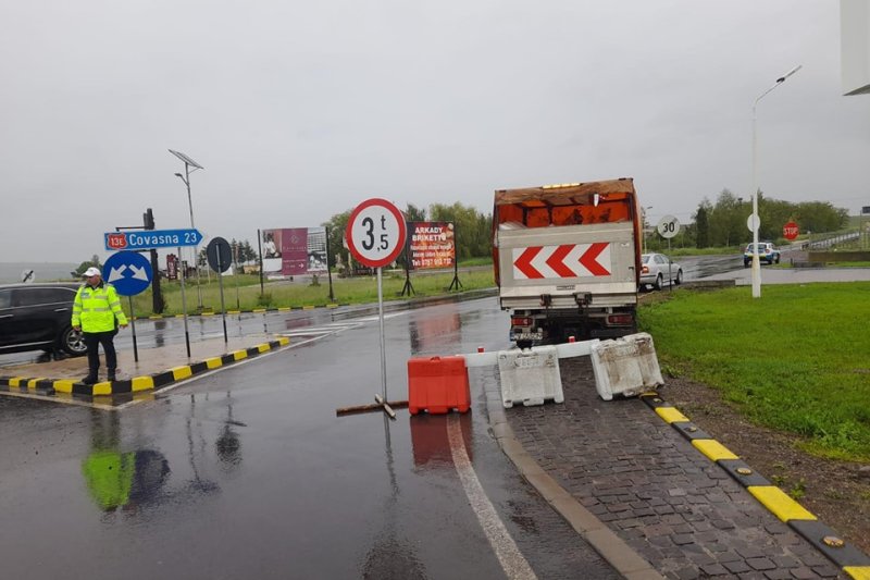 Restricţii de circulaţie pe drumurile naţionale din judeţele afectate de ploile abundente. Traficul feroviar este perturbat pe o rută importantă