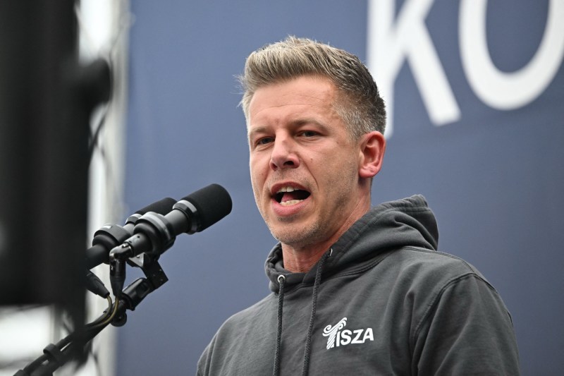 Rivalul lui Viktor Orban a traversat pe jos granița în România într-o acțiune electorală neobișnuită. Peter Magyar a ajuns la Oradea