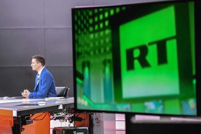 Românii care își ard pașapoartele după alegerile prezidențiale, menționați de o televiziune rusă: „Îndeamnă la revoluție și cer azil politic în Rusia”