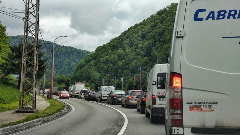 Românii revin din minivacanța de 1 MAI chiar în ziua alegerilor prezidențiale. Aglomerări pe drumurile din România. Informații de la Infotrafic