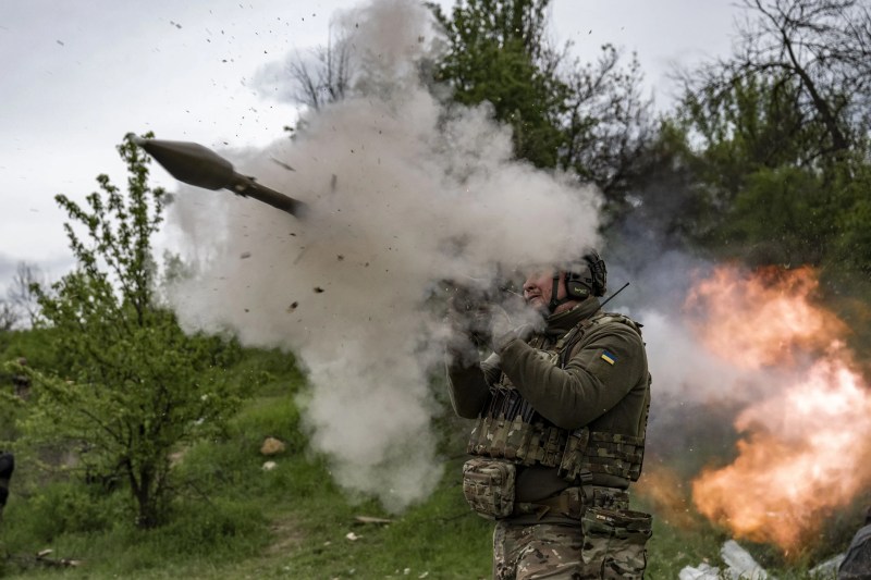 Rusia acuză Ucraina de peste 14.000 de încălcări ale armistițiului de trei zile instituit de Putin