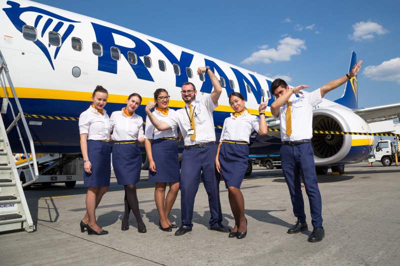 Ryanair solicită însoțitorilor de zbor să restituie majorările salariale din anul precedent