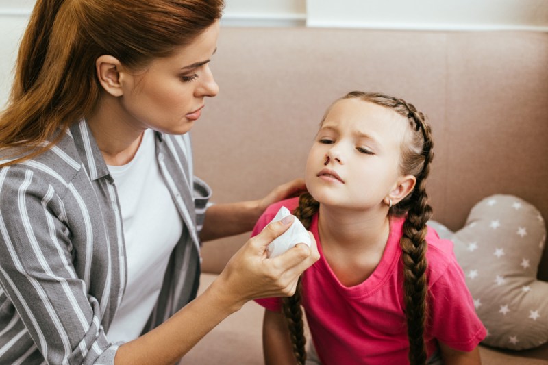 Sângerările nazale la copii: când devin o problemă și cum să intervenim? Medic ORL avertizează: „Când copilului îi curge sânge din nas, nu trebuie culcat pe spate cu mâinile sus. Aceste măsuri pot complica situația”