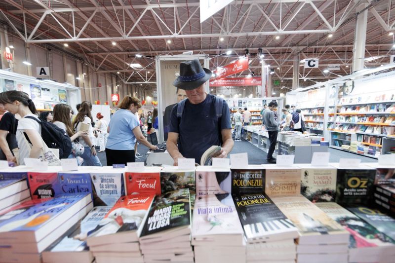 Șase autori de marcă din literatura română oferă sugestii pentru lista de cumpărături de la Bookfest 2025. Târgul de carte a început astăzi